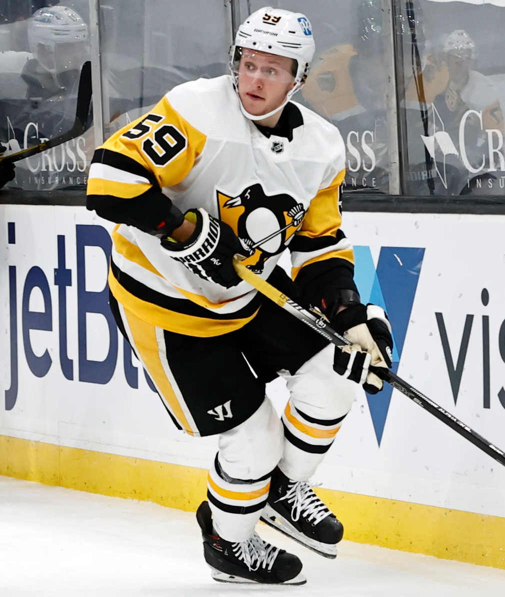 Pittsburgh Penguins center Sidney Crosby (87) wears a green jersey