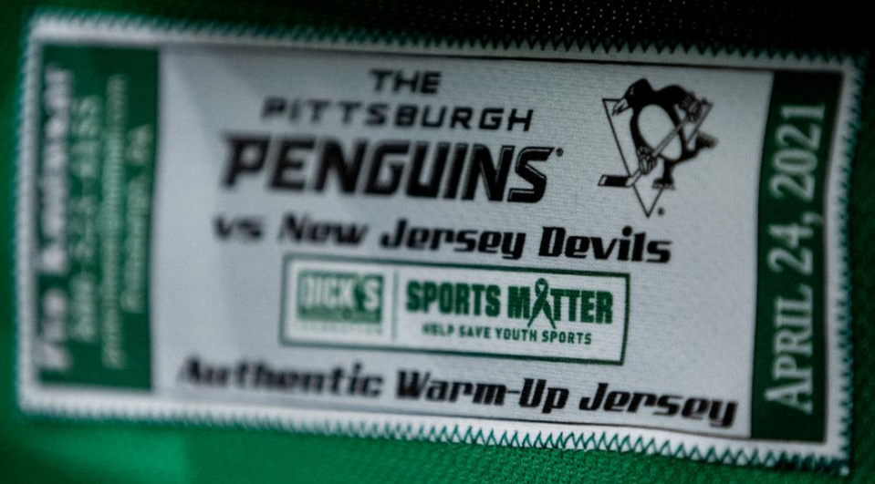 The Pittsburgh Penguins jersey on display at NHL store – Stock Editorial  Photo © zhukovsky #146779137